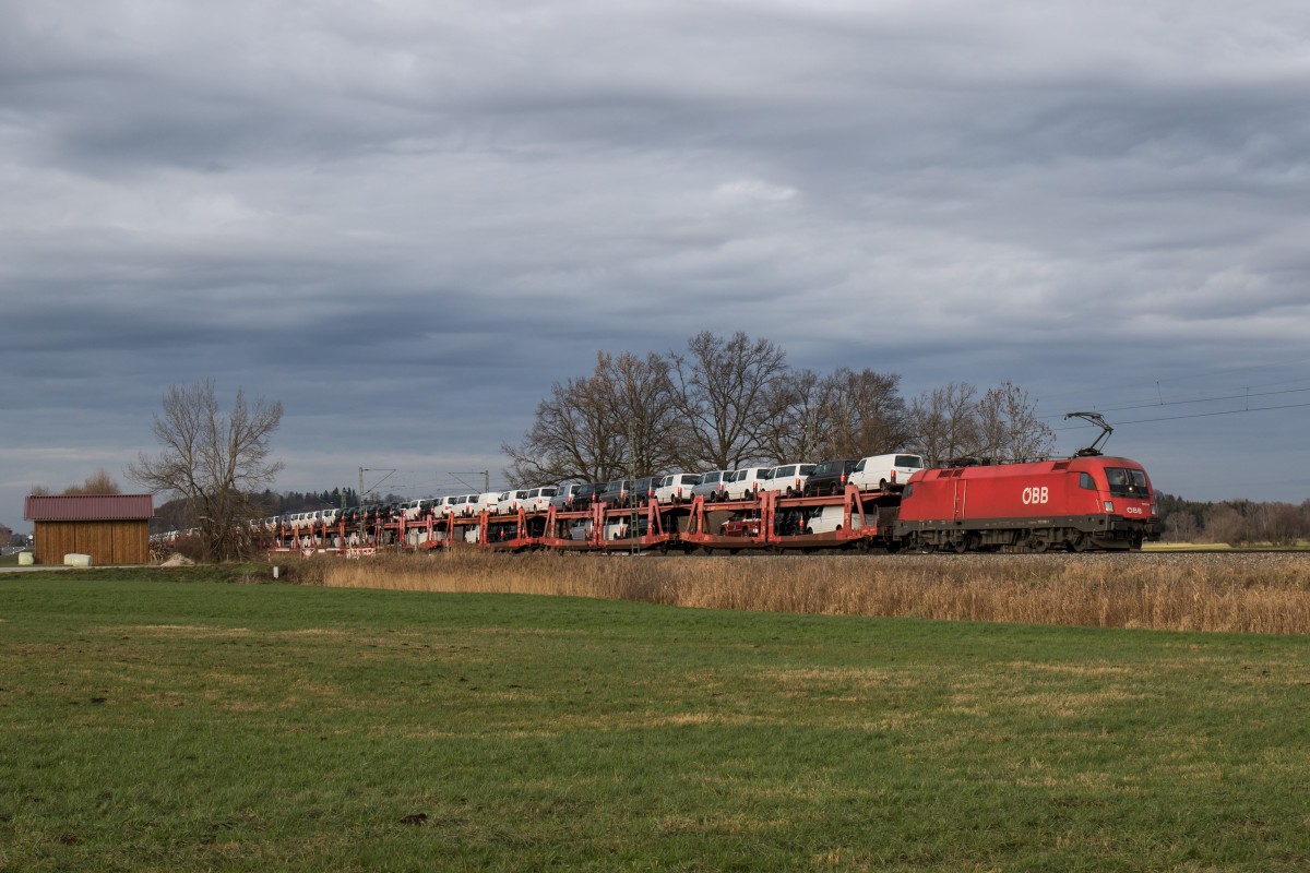 1016 010-1 mit einem Autozug aus Mnchen kommend am 4. Dezember 2015 bei Weisham.