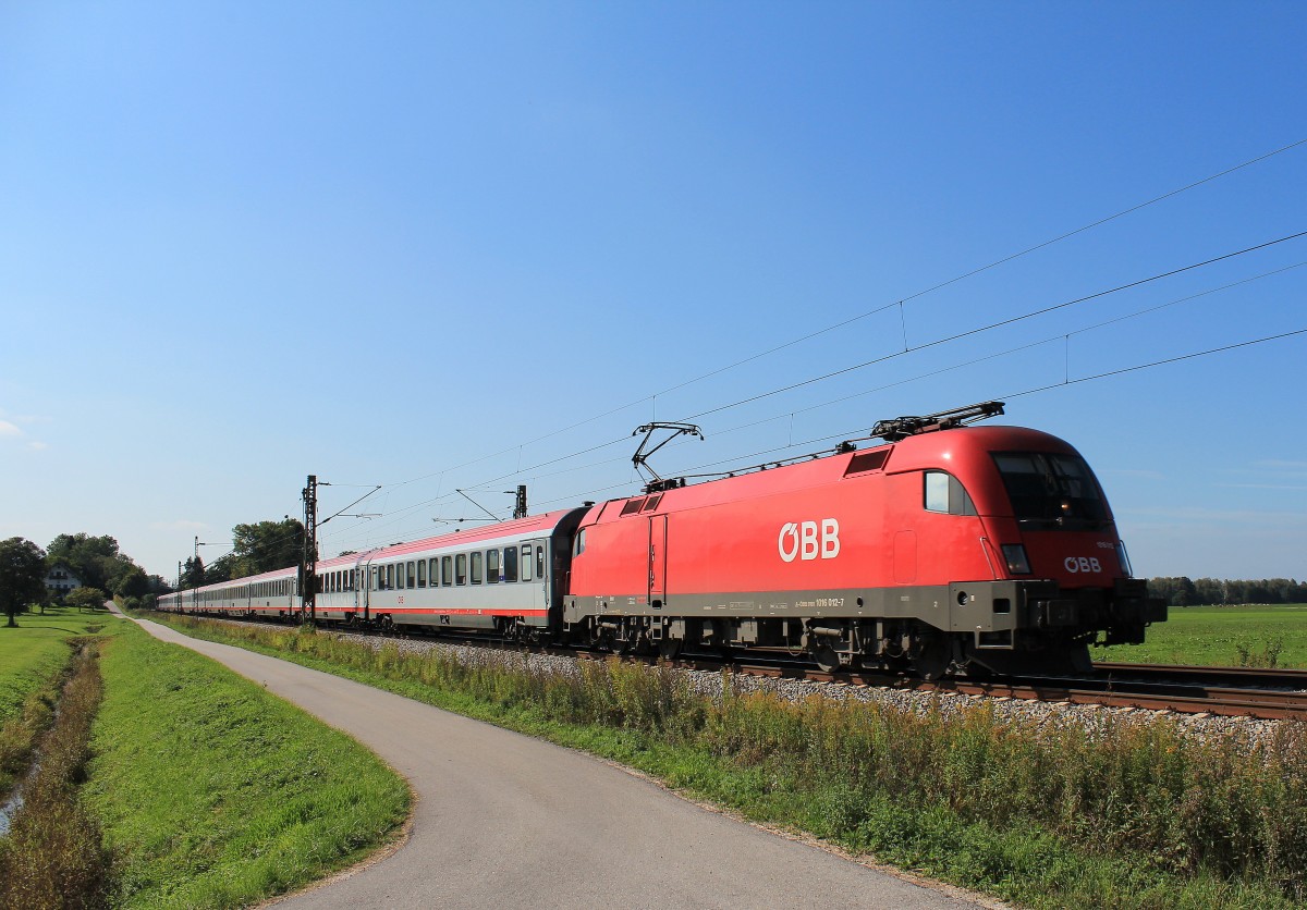 1016 012-7 auf dem Weg nach Salzburg am 16. September 2012 bei Übersee.