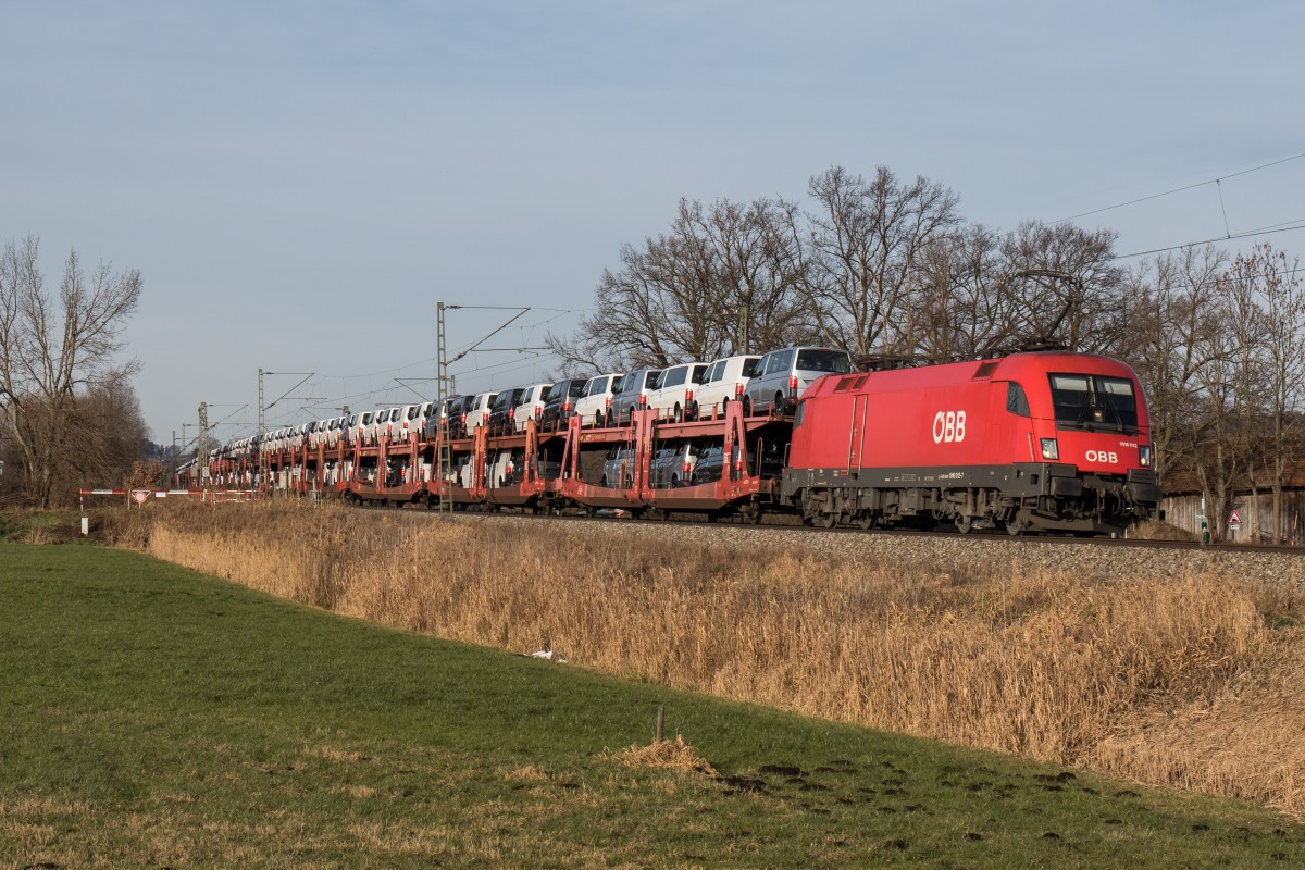 1016 012-7 ebenfalls mit einem Autozug am 11. Dezember 2015 bei Weisham.