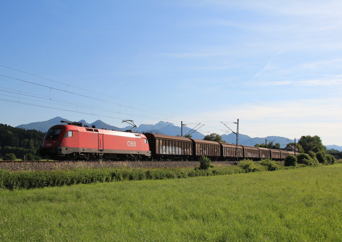 1016 012-7 mit den Chiemgauer Bergen im Hintergrund am 7. Juni 2014 bei Übersee am Chiemsee.