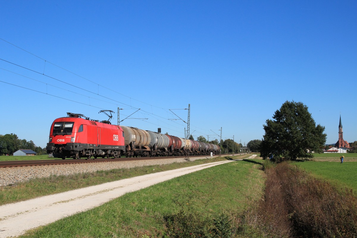 1016 012-7 mit einem Kesselzug aus Salzburg kommend am 9. Oktober 2014 bei Übersee.