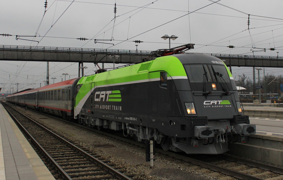 1016 014 am 1. Dezember 2012 im Bahnhof von Rosenheim.