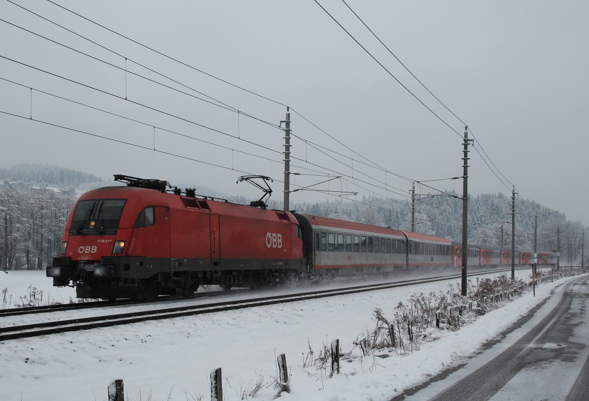 1016 017-4 bringt am 25. Januar 2014 Zuschauer zum Hahnenkamm-Rennen, aufgenommen kurz vor Kitzbhel.