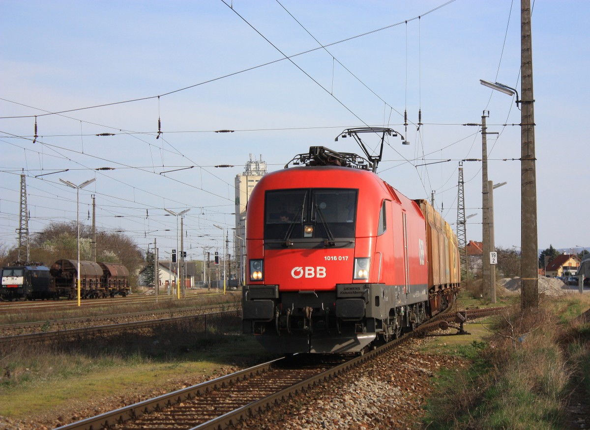 1016 017-4 verlt am 21. Mrz 2014 den Bahnhof von Grammatneusiedl.