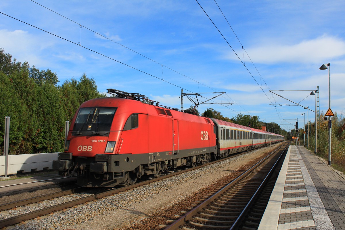 1016 020-8 durchfhrt am 14. Oktober 2012 den Bahnhof von Grokarolinenfeld.