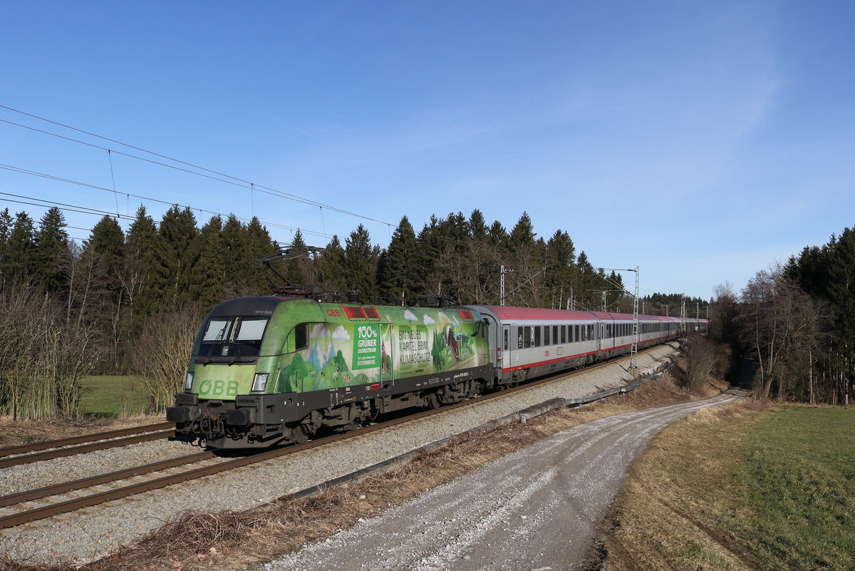1016 020  Klimaschutz  schob am 14. Januar 2020 bei Grabensttt im Chiemgau einen  EC  in Richtung Salzburg.