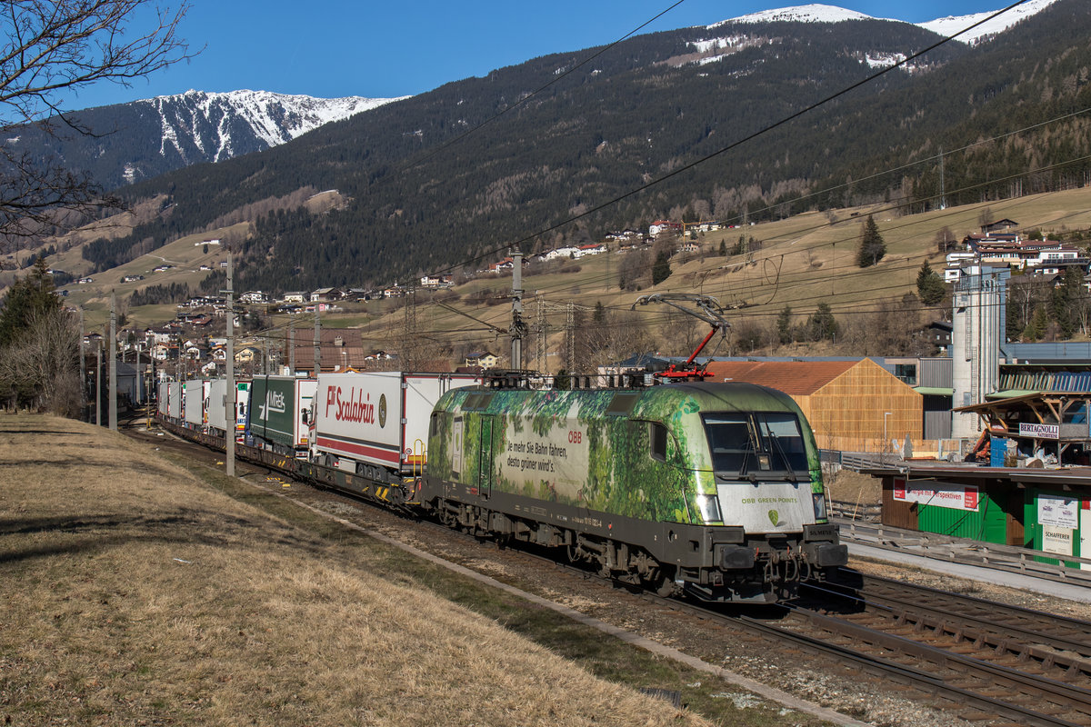 1016 023-4  Green Points  am 19. Mrz 2016 bei der Ausfahrt aus dem Bahnhof von Matrei am Brenner.