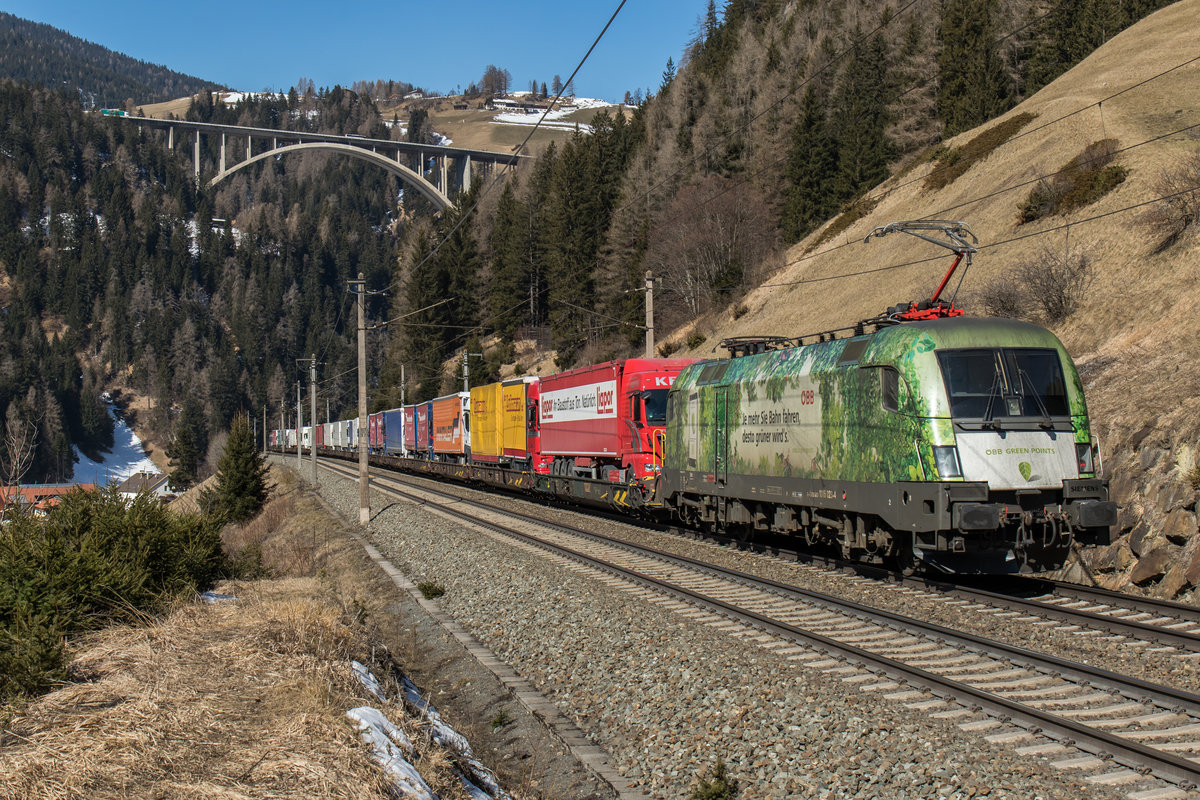 1016 023-4 war am Ende einer  RoLa  in Richtung Innsbruck unterwegs. Aufgenommen am 19. Mrz 2016 bei St. Jodok.
