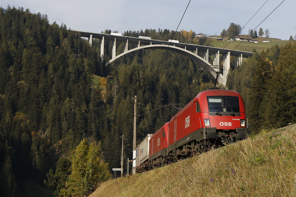 1016 029 und 1116 xxx einmal aus einer anderen Perspektive am 16. Oktober 2018 bei St. Jodok.