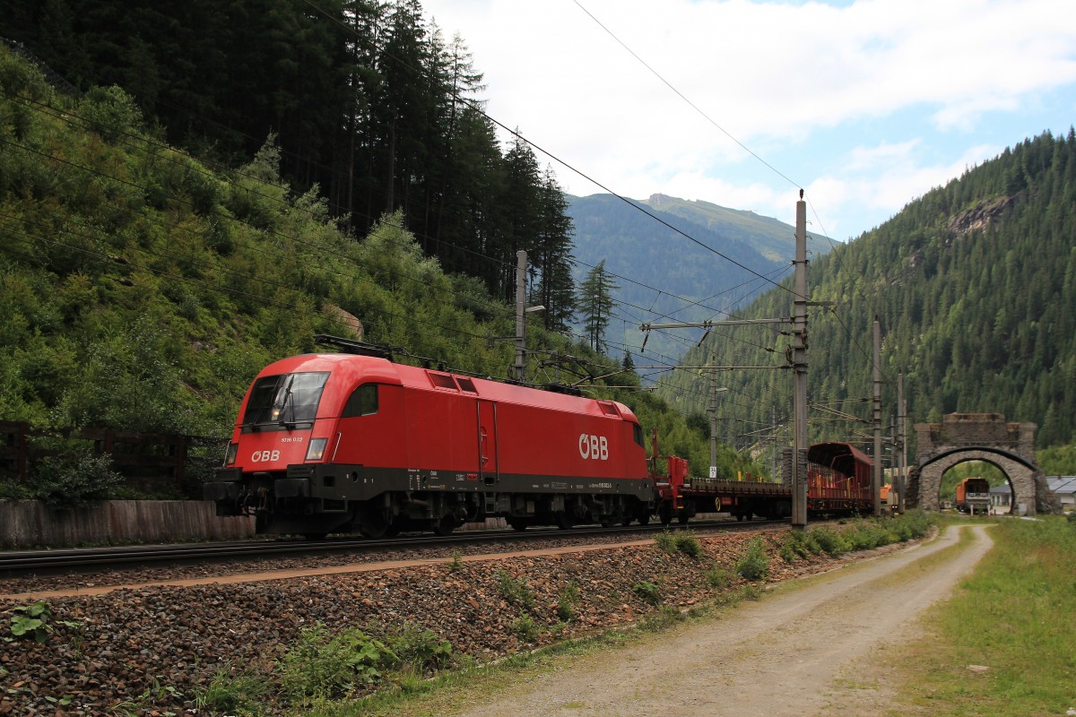 1016 032-3 mit einem Autoverladezug am 6. August 2014 bei Bckstein.