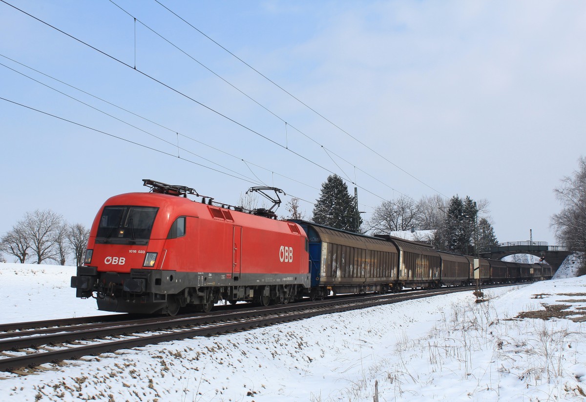 1016 033-1 mit einem Gterzug am 1. April 2013 bei bersee.