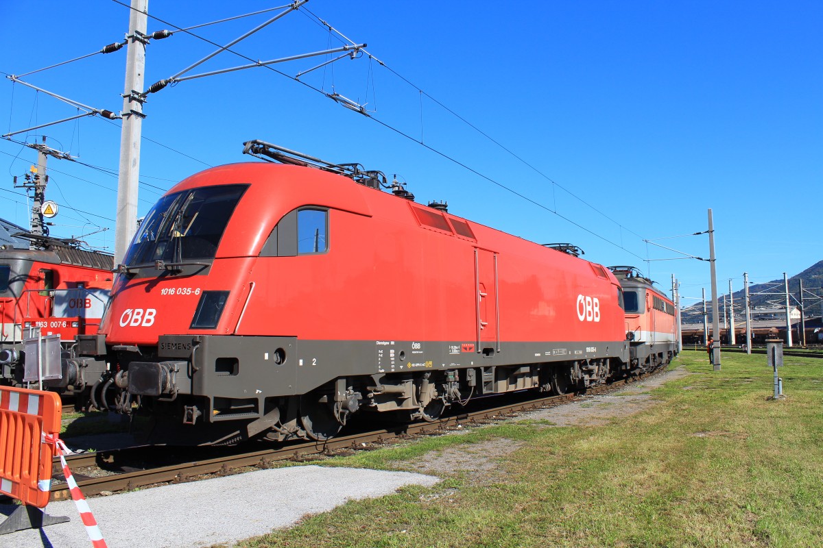 1016 035-6 steht am 6. Oktober 2012 im Depot Salzburg.