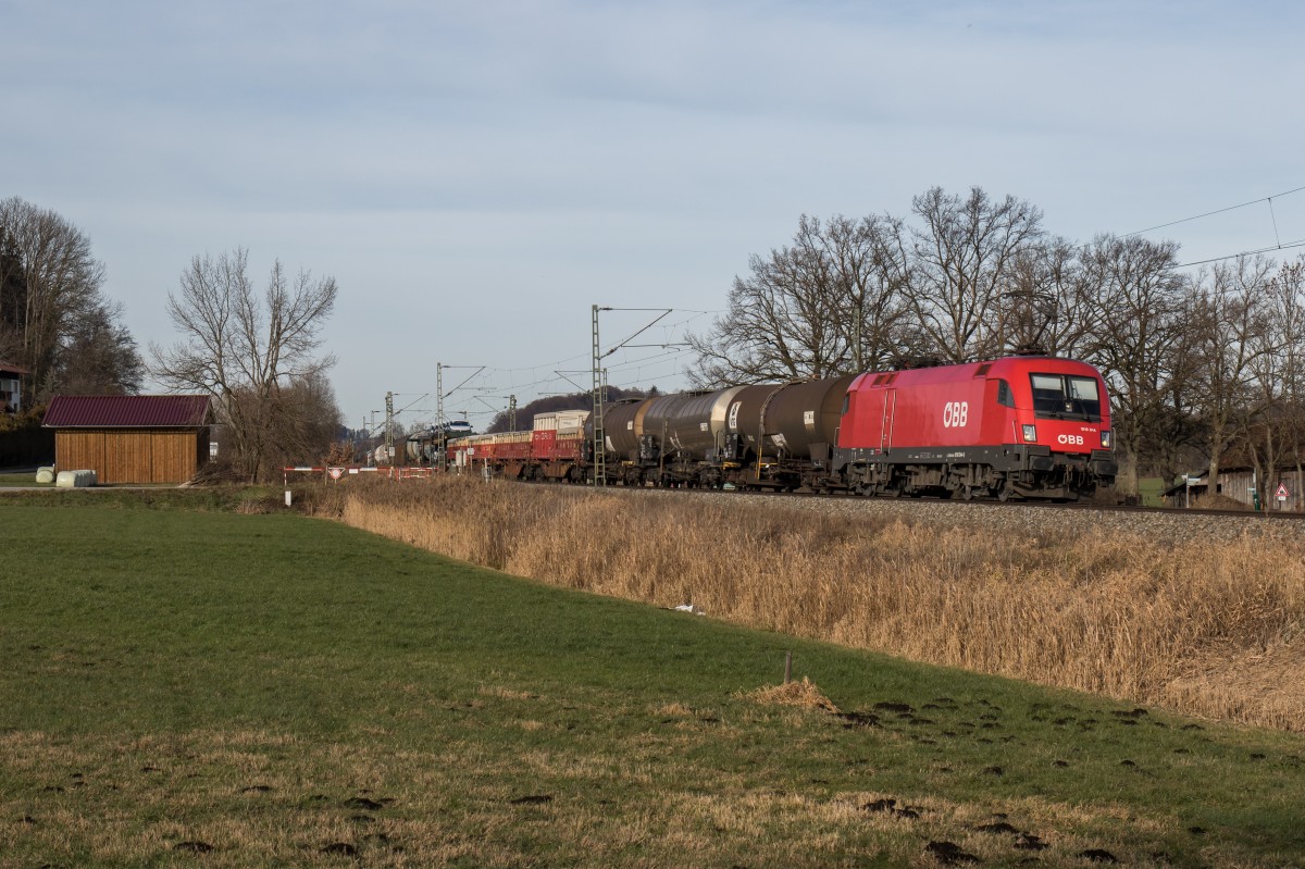 1016 044-0 war mit einem gemischten Gterzug am 11. Dezember 2015 bei Weisham in Richtung Salzburg unterwegs.