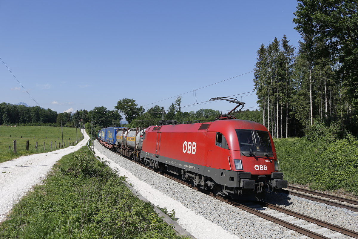 1016 047 auf dem Weg nach Salzburg am 13. Mai 2018 bei Grabensttt.