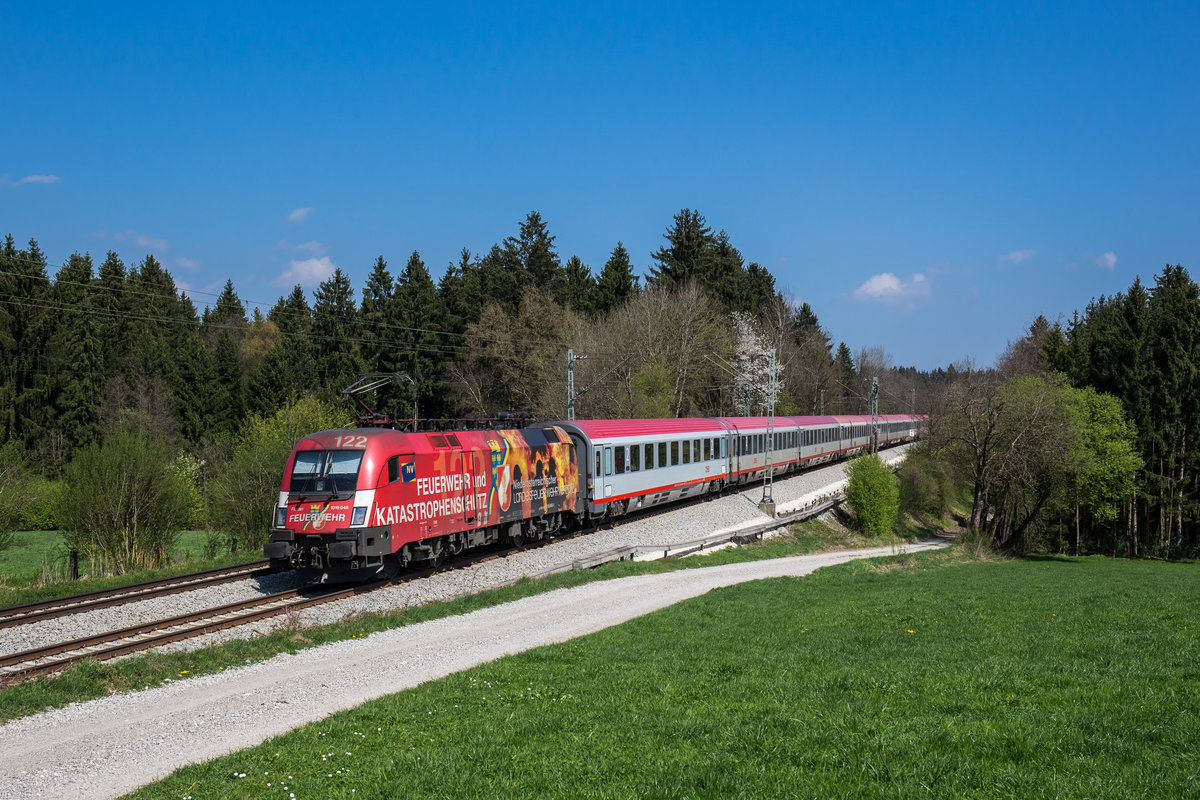 1016 048 der  Feuerwehr-Taurus  mit einem EC am 9. April 2017 bei Sossau/Oberbayern.