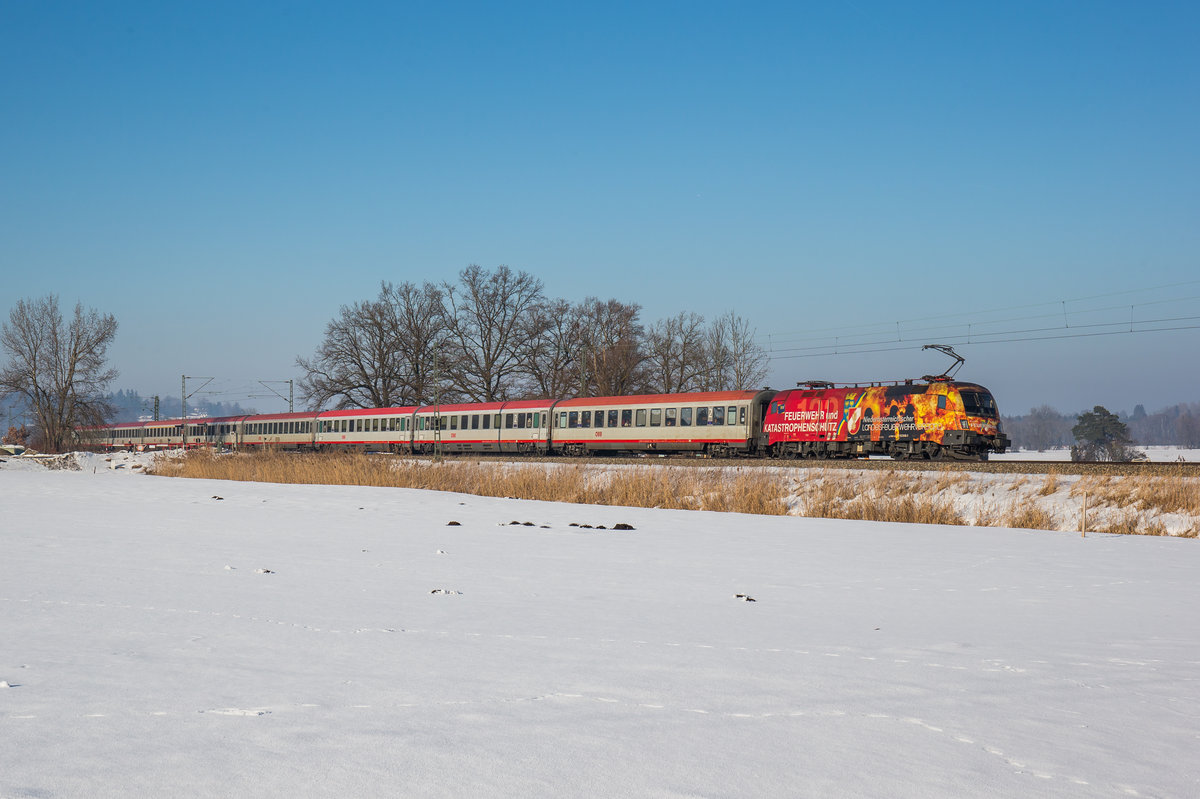 1016 048 schiebt am 28. Januar 2017 den EC 112 bei Weisham in Richtung Prien am Chiemsee.