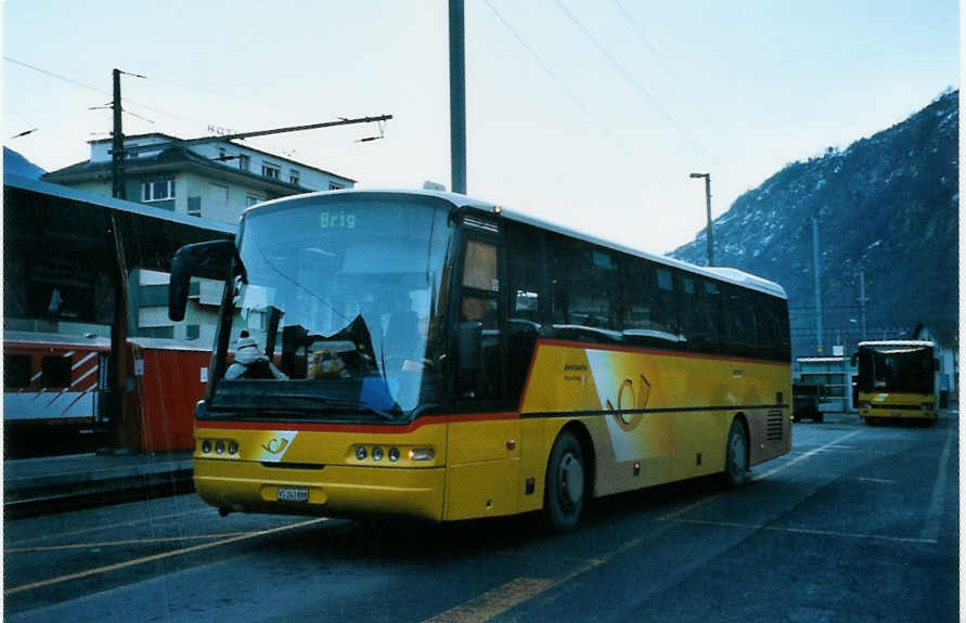 (102'003) - PostAuto Wallis - VS 243'888 - Neoplan (ex P 25'154) am 16. Dezember 2007 beim Bahnhof Brig