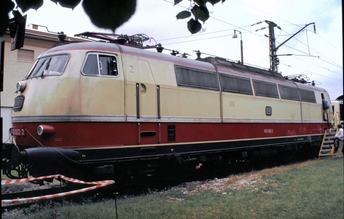 103 002-2 in München-Freimann am 27.06.1982.