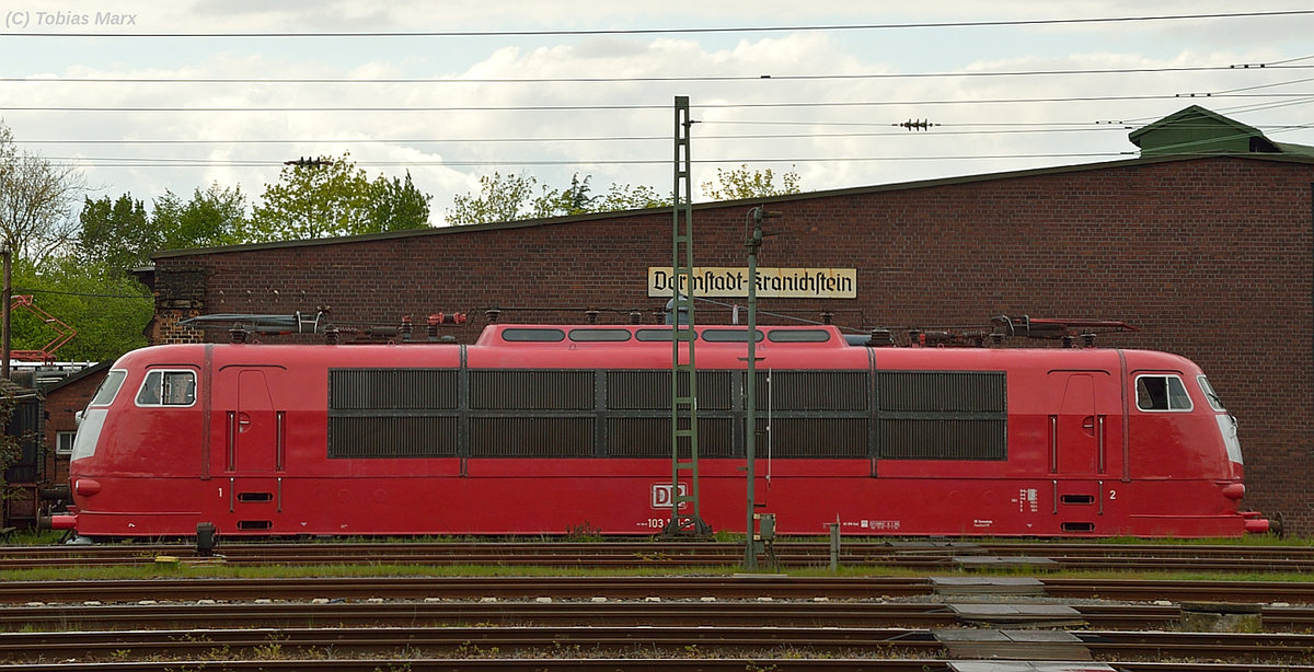 103 101-2 glänzt vor der Kranichsteiner Lokschuppenwand am 23.04.2016