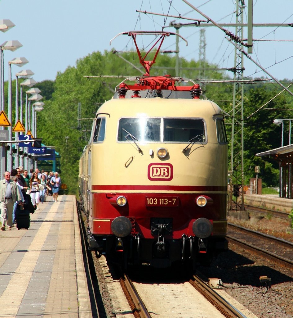 103 113-7 bei ihrem einzigen Einsatz als Zuglok des IC 2417 Hanseat von Flensburg nach Köln. Die Rückfahrt endete mit dem Ausfall der Lok und der damit verbundenen vorläufigen Abstellung wegen einiger defekter Fahrmotoren. Schleswig 28.05.2012