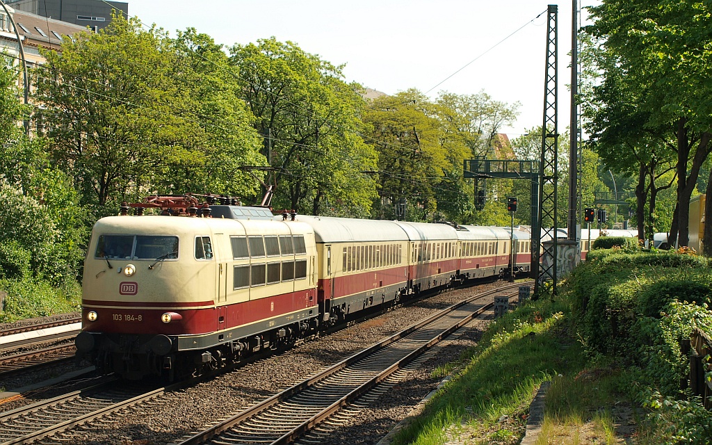 103 184-8 mit einem 12 Wagen TEE anlässlich eines großen Festes im Hamburger Hafen hier aufgenommen bei der Ausfahrt am Bhf. HH-Dammtor. 07.05.2011