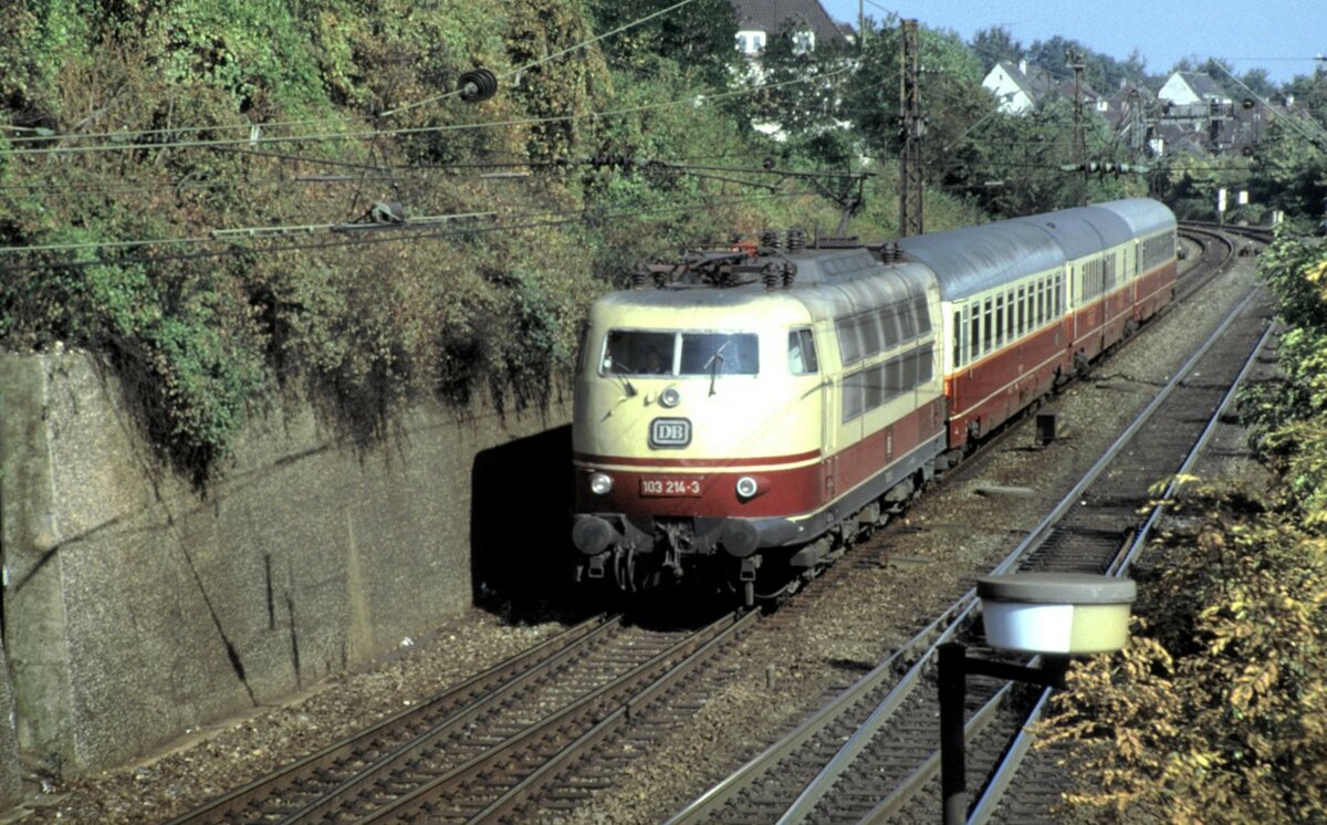 103 214-3 f�hrt mit dem TEE Rheingold Fl�gelzug (Mannheim - M�nchen) in Ulm ein am 27.09.1985.