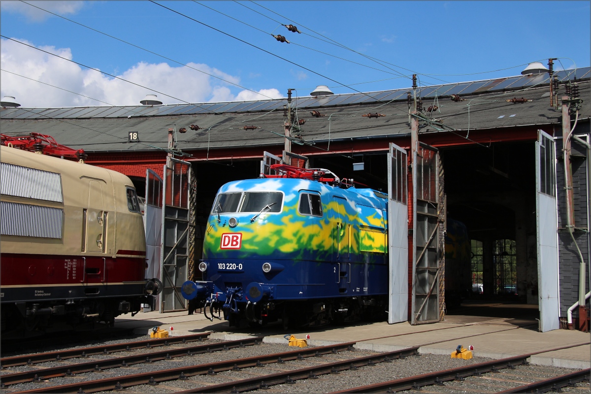 103 220 bekam vor kurzem in Siegen eine Neulackierung und erstrahlt jetzt wieder im Touristikzug Lack. (26.08.18, Siegen)