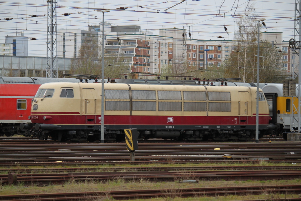 103 222-6 stand am 04.04.2014 bisschen ungnstig im Rostocker Hbf abgestellt.