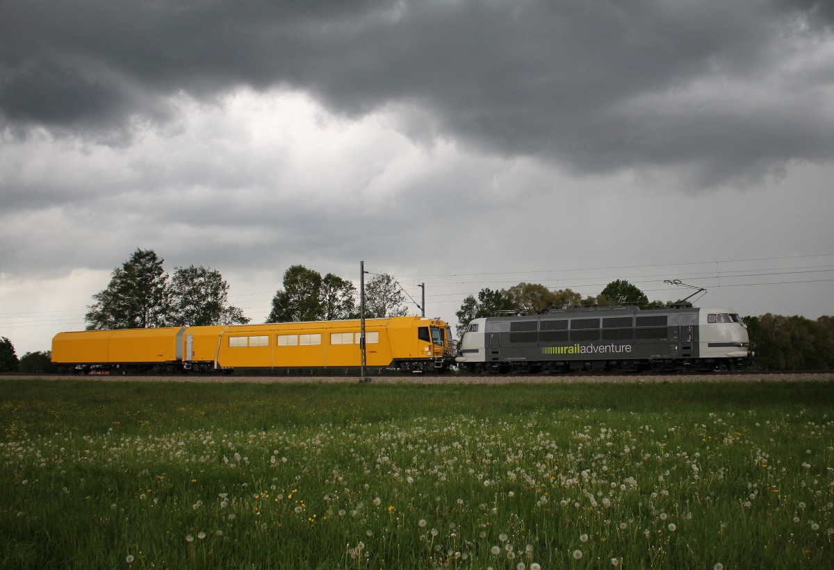 103 222 war am 9. Mai 2015 auf dem Weg nach Salzburg. Aufgenommen vor einer Gewitterfront bei bersee am Chiemsee.