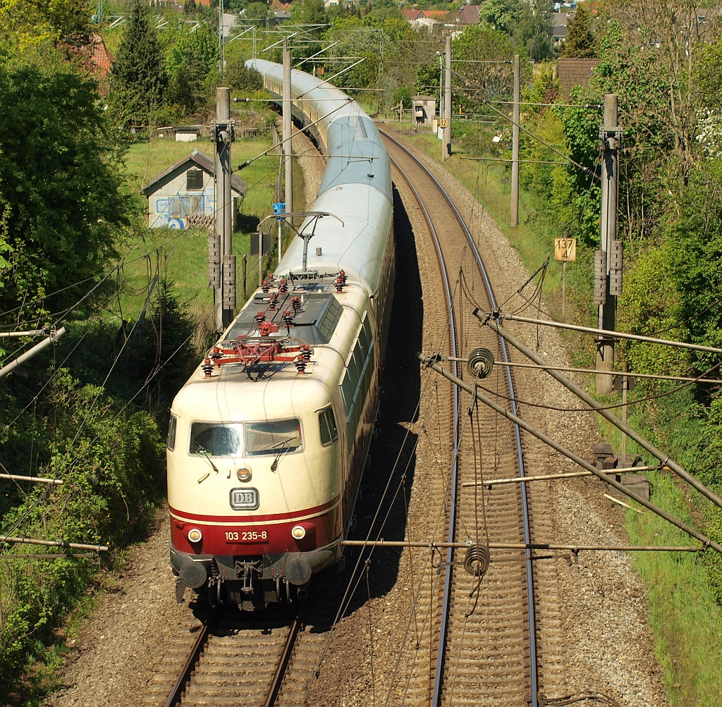 103 235-8 mit dem IC 2417 Hanseat verlässt hier Schleswig. Busdorf 08.05.2011(üaV)