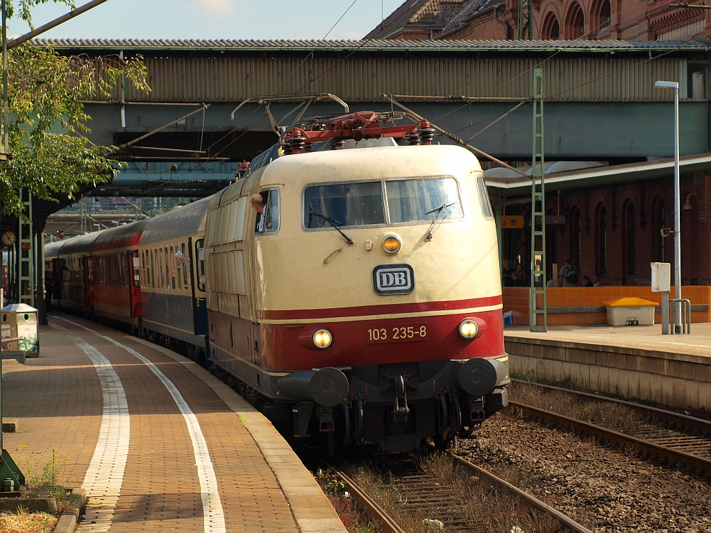 103 235-8 mit dem IC 2410(Köln-Flensburg)beim abendlichen Halt in HH-Harburg. 08.07.2011(üaV)