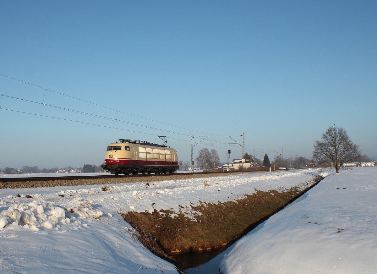 103 245-7 konnten wir am 13. Februar 2015 auf der Rückfahrt von Salzburg bei Übersee fotografieren. Sie zog von München eine defekte Railjet-Garnitur nach Salzburg.