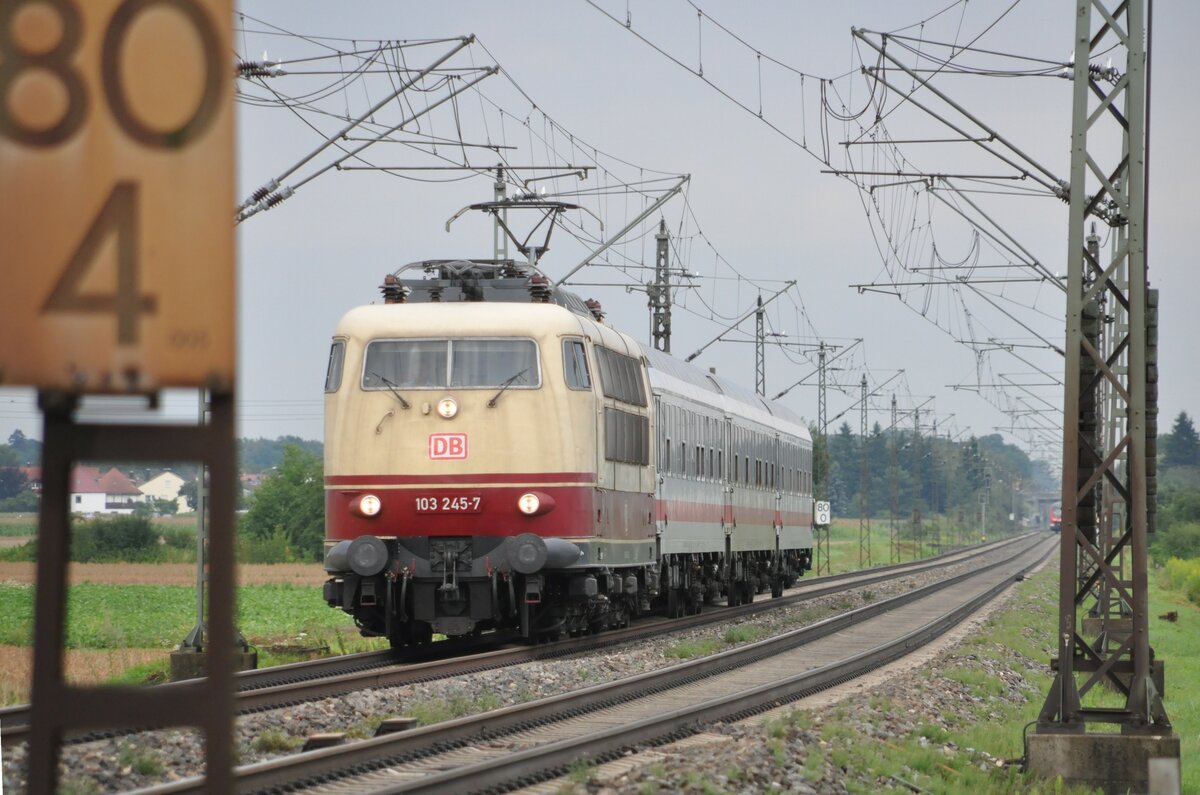 103 245-7 mit IC in Neu-Ulm Pfuhl am 29.07.2011.