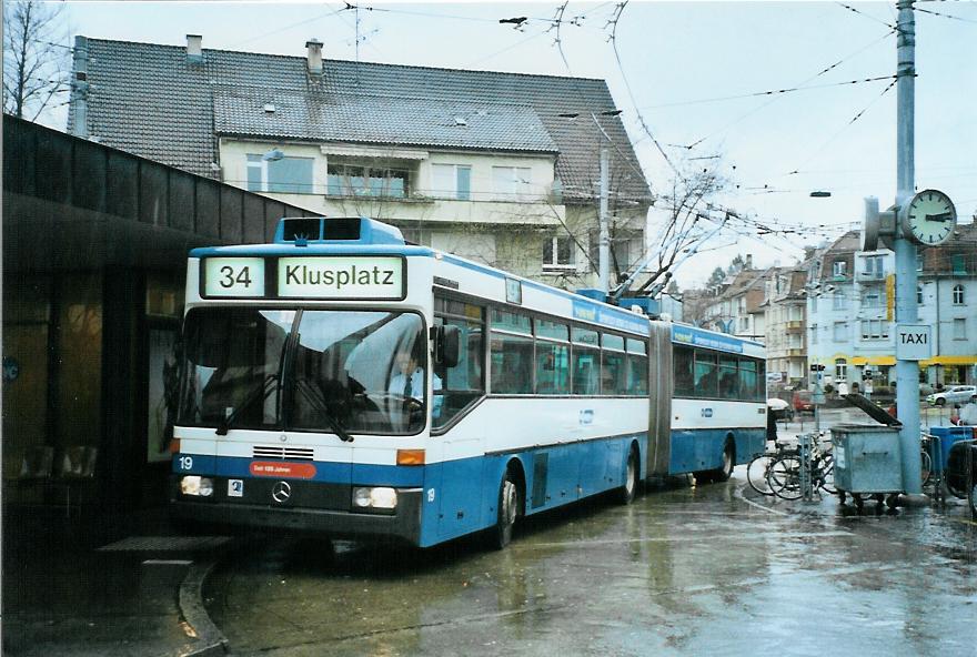 (105'422) - VBZ Zrich - Nr. 19 - Mercedes Gelenktrolleybus am 17. Mrz 2008 in Zrich, Klusplatz