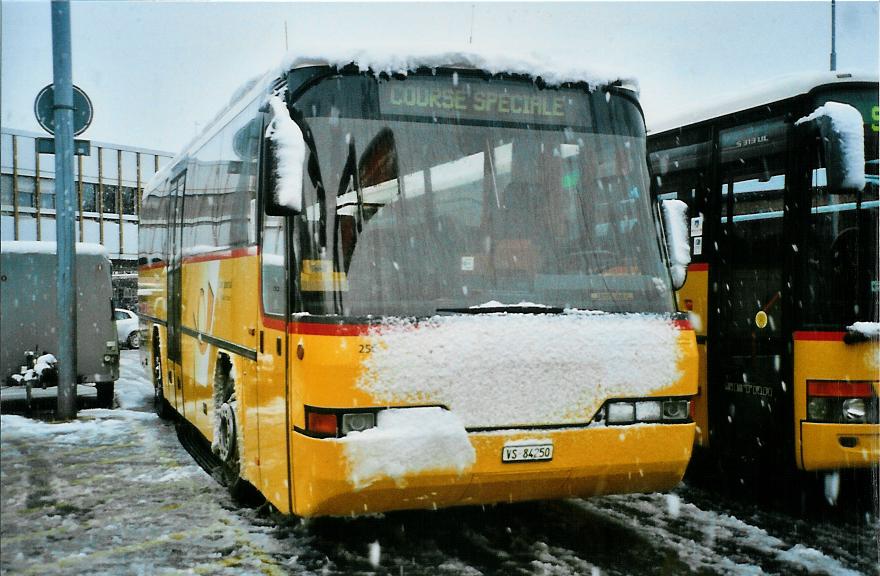 (105'630) - Rey, Ayent - Nr. 250/VS 84'250 - Neoplan am 21. Mrz 2008 beim Bahnhof Sion