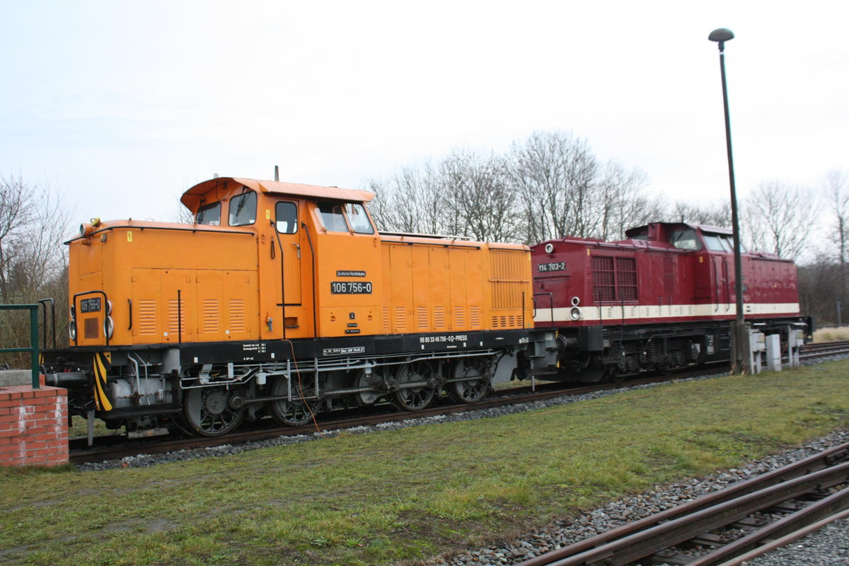 106 756 (346 756) und 114 703 abgestellt im Bahnhof Putbus am 15.12.20