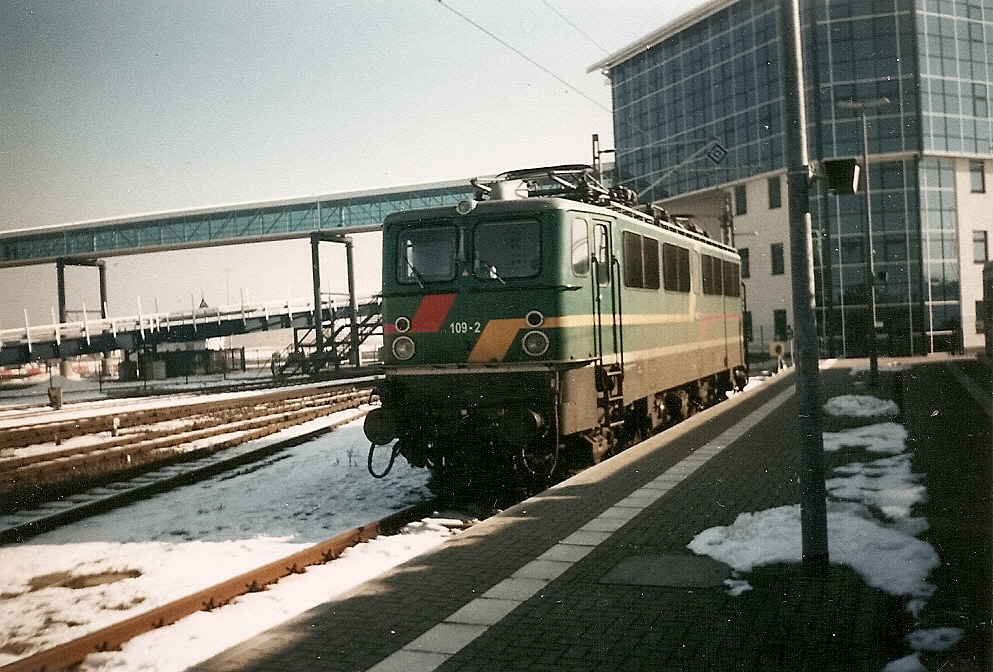 109-2 stand am Bahnsteig im Mukraner Fährhafen.