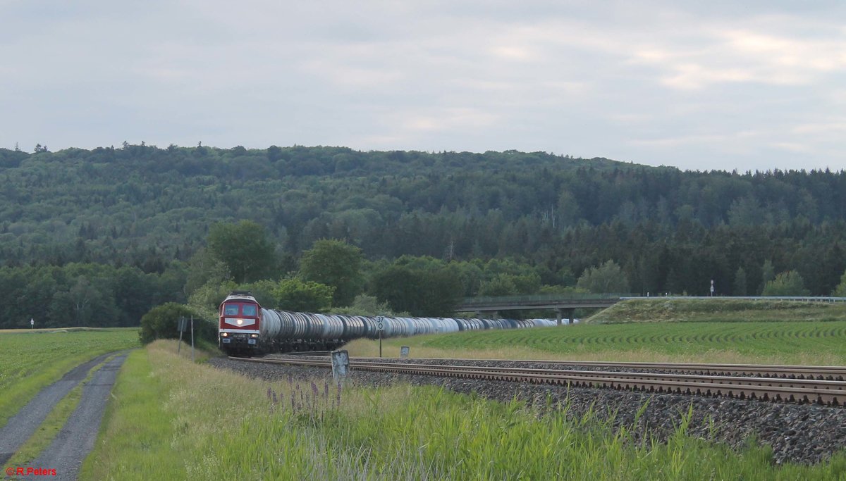 10min bevor der Zug kam verschwand leider doch noch die Sonne 🙁 232 182 + 232 673 mit DGS 95090 Bitterfeld - Ingolstadt bei Oberteich. 21.06.20