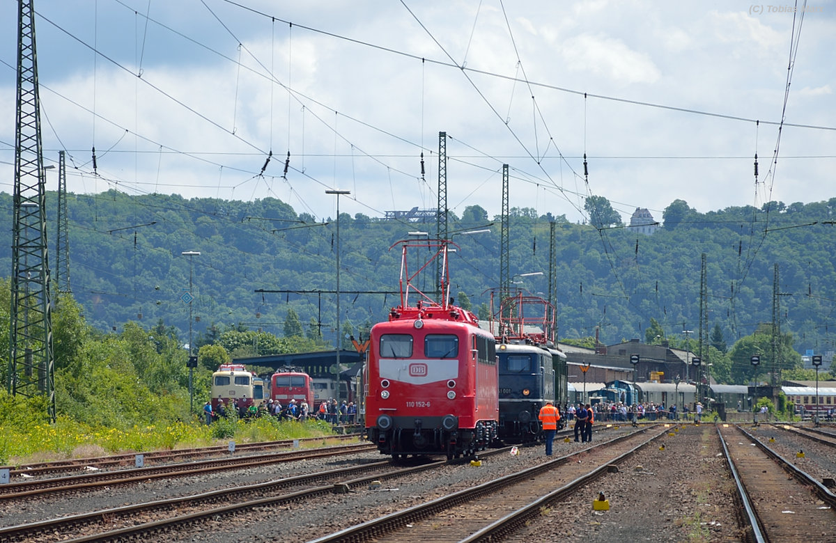 110 152 rückte in die Lokaufstellung für die Lokparade am 18.06.2016 vor. Ich gehörte zur Lokbesatzung der 141 228 beim Sommerfest, daher konnte ich mit Warnweste dort fotografieren.