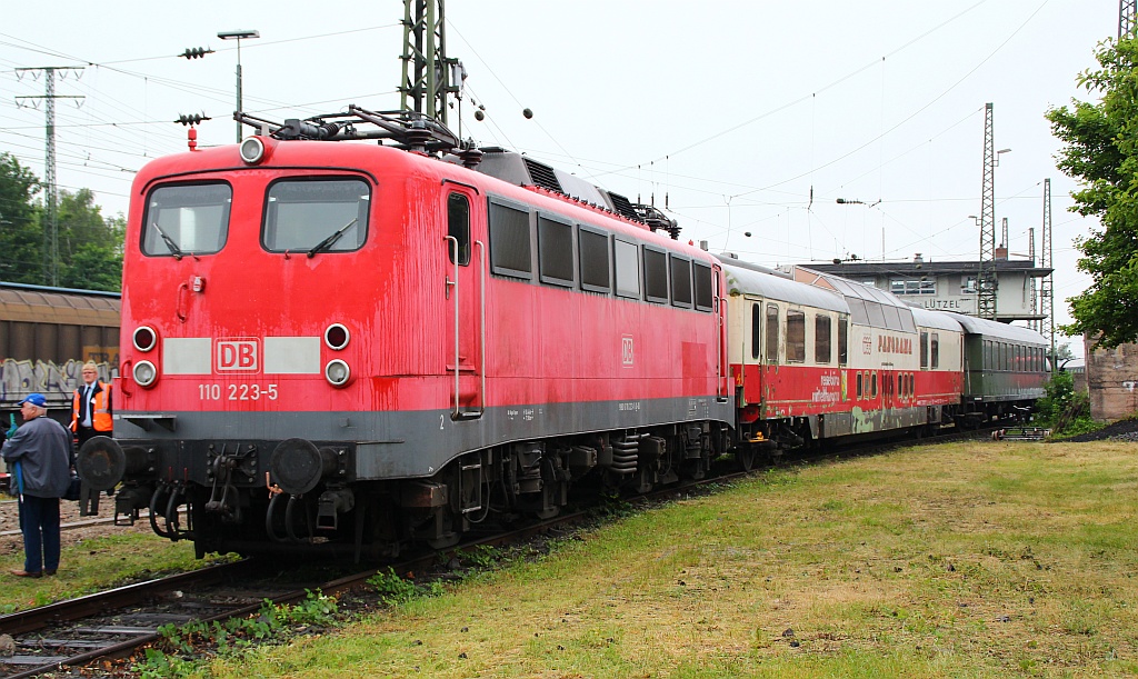 110 223-5 mit dem TEE Reisebüro Mittelthurgau Domcar(sehr schlechter Zustand), EBM Koblenz-Lützel, 03.06.12 