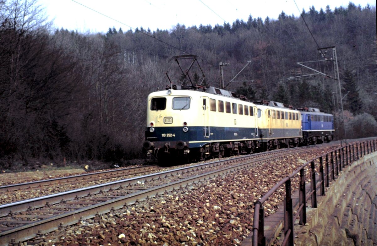 110 252-4 und zwei weiteren 110.1 als Lokzug auf dem Mühltalfelsendamm am 02.04.1982.