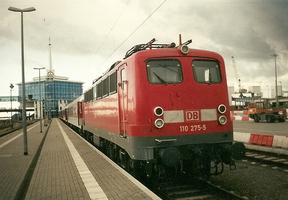 110 275,ohne Autotransportwagen,mit einem Autozug in Mukran.