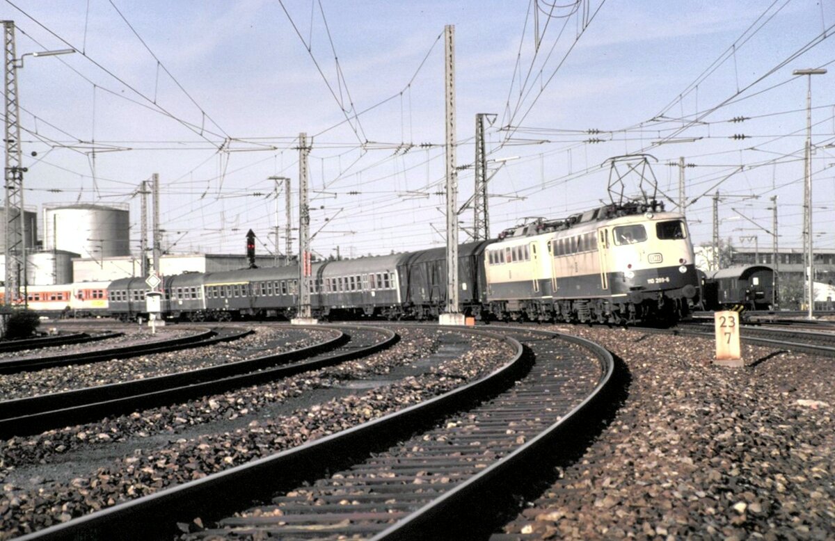 110 289-6 und eine Kasten 110.1 mit Nahverkehrszug in Bietigheim am 17.04.1982.