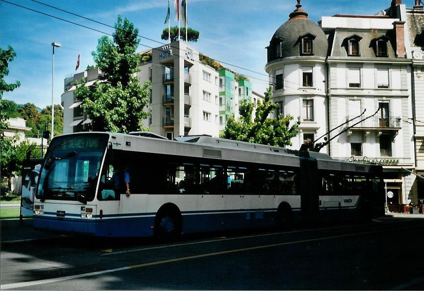 (110'136) - VMCV Clarens - Nr. 16 - Van Hool Gelenktrolleybus am 10. August 2008 beim Bahnhof Vevey