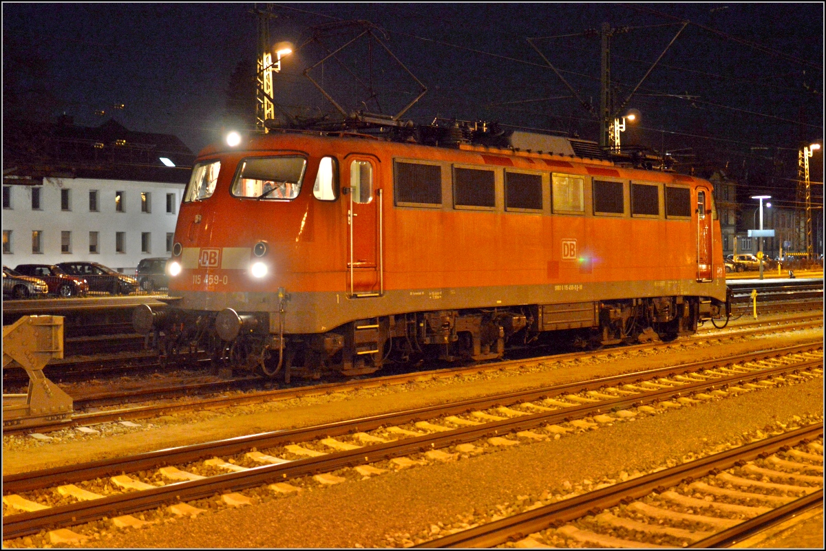 110er-Glück in Singen. Die Bügelfalte 115 459-0 parkt nächtens auf einem Stumpengleis des Bahnhofs Singen an Bahnsteig 2. März 2014.