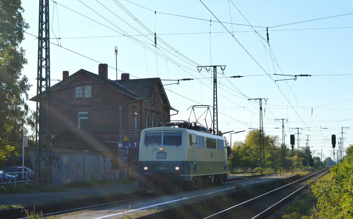 111 001 des DB Museum Koblenz bei der Durchfahrt durch Weiterstadt am 30.09.2015