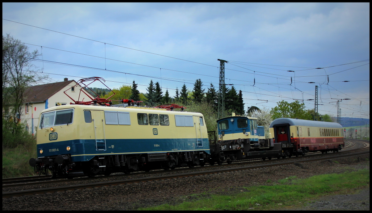 111 001 mit einer Köf am 09.04.2014 in Götzenhof bei Fulda