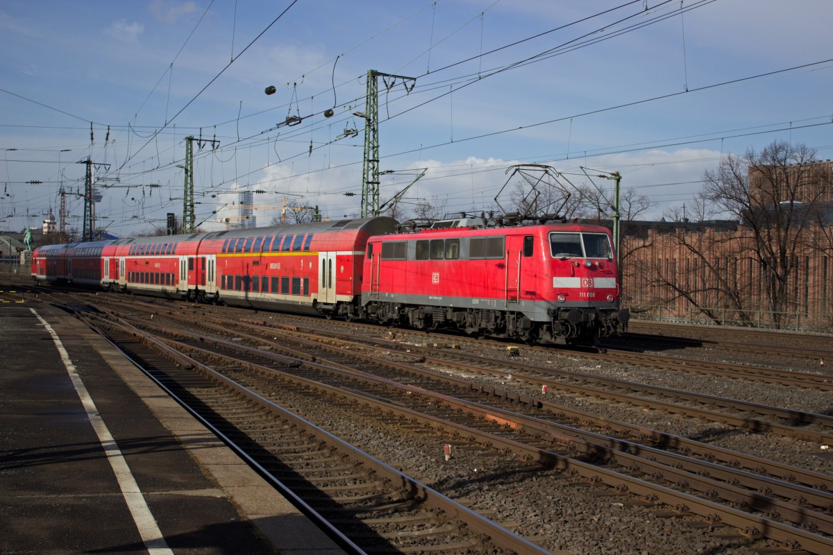 111 008 schob am 25.02.15 einen RE7 nach Krefeld, hier in Köln Deutz.