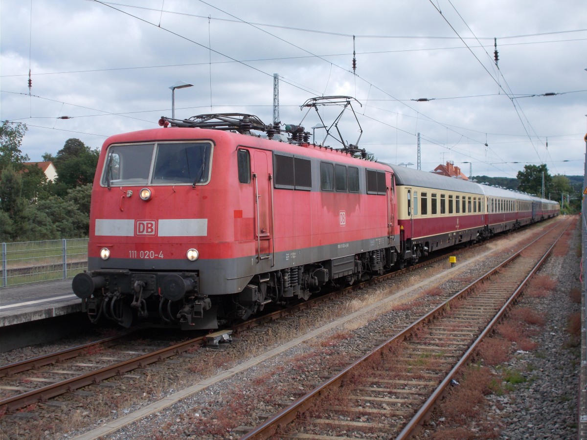111 020 mußte mit dem Rheingold von Binz als Leerpark nach Stralsund zum Abstellen,am 21.Juni 2015,fahren.