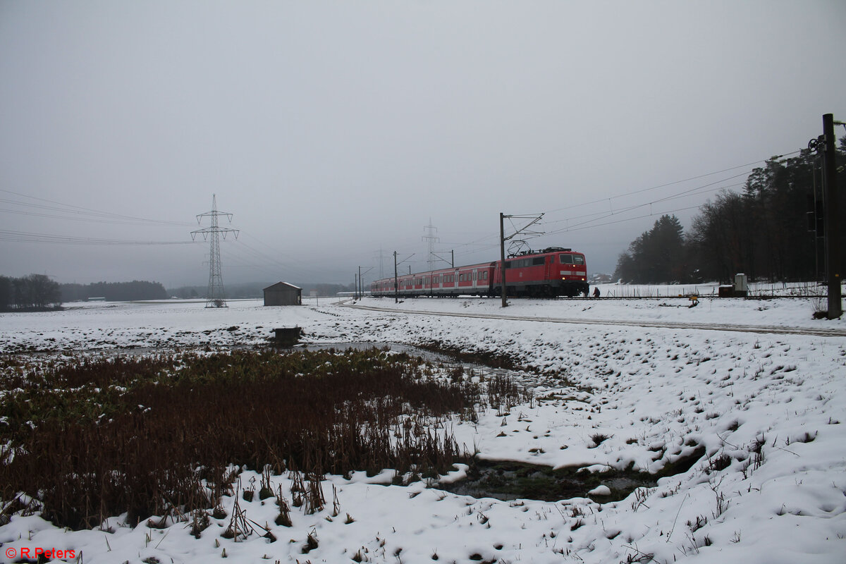 111 024-6 zieht den Abschiedszug Ende der X-Wagen auf der Nürnberger S-Bahn von Altdorf nach Roth bei Winkelhaid. 09.12.23